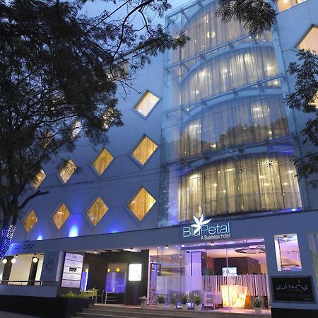 Blu Petal - A Business Hotel Bangalore Exterior foto